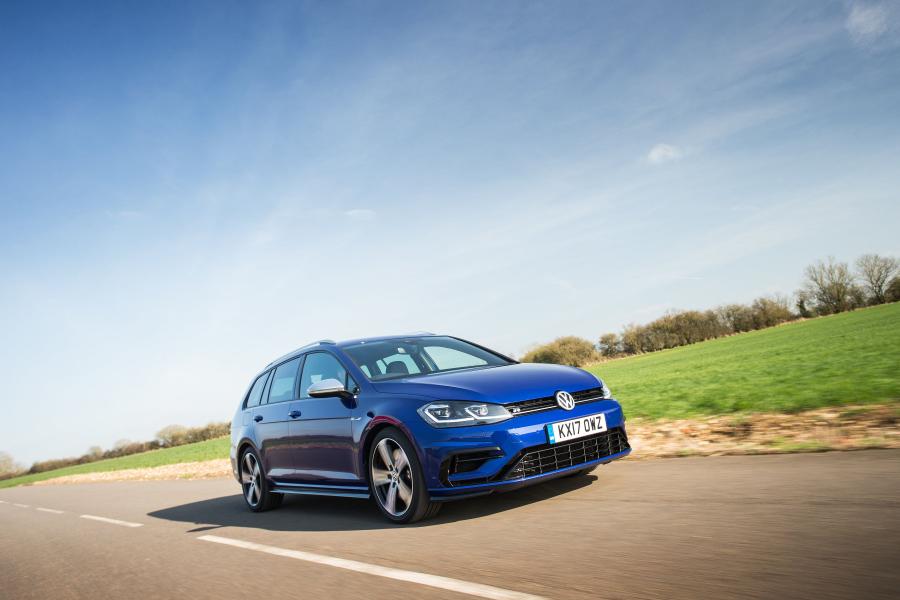  Volkswagen Golf R Estate 2017 года  (UK) (фото 15 из 31)